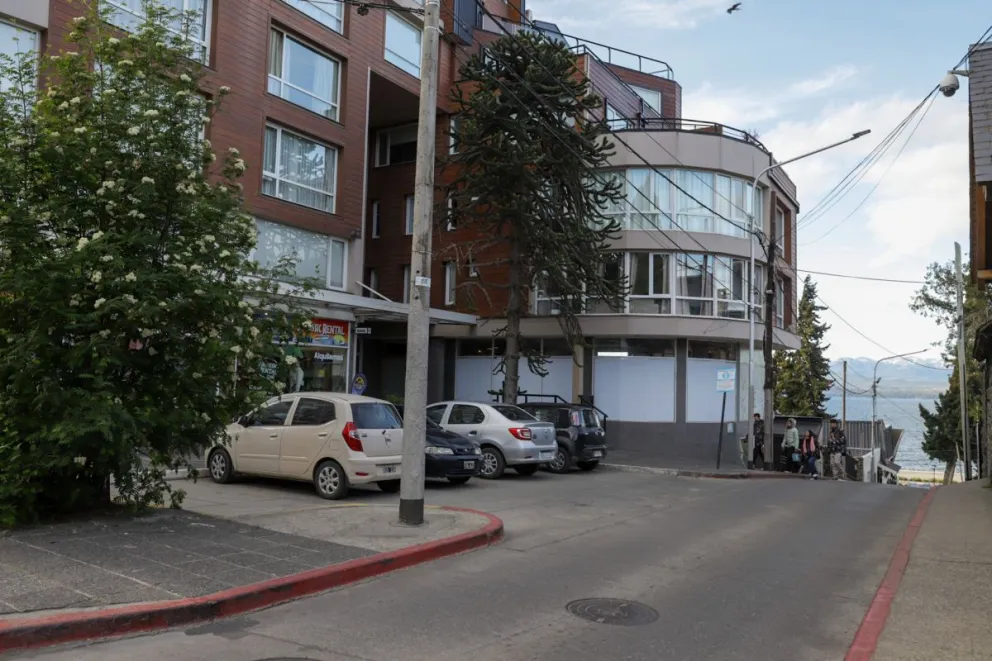 Una nueva víctima de los ladrones con inhibidores de alarma, esta vez, perpetraron un robo a metros de la Segunda (Fotos: Eugenia Neme)