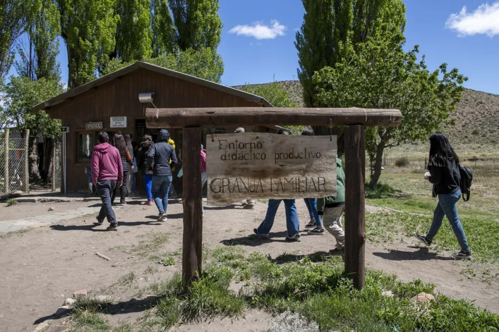Una institución que acompaña y forma a los pibes y pibas de la zona rural. Fotos de Eugenia Neme.