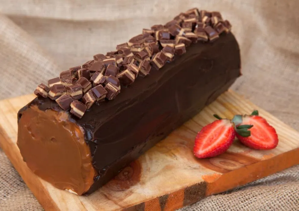 Pionono helado cubierto con chocolate.