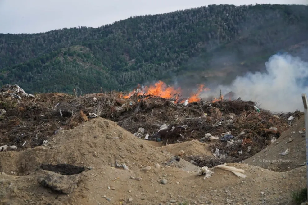 Fin de semana de incendios en el basural (Foto: Facundo Pardo). 