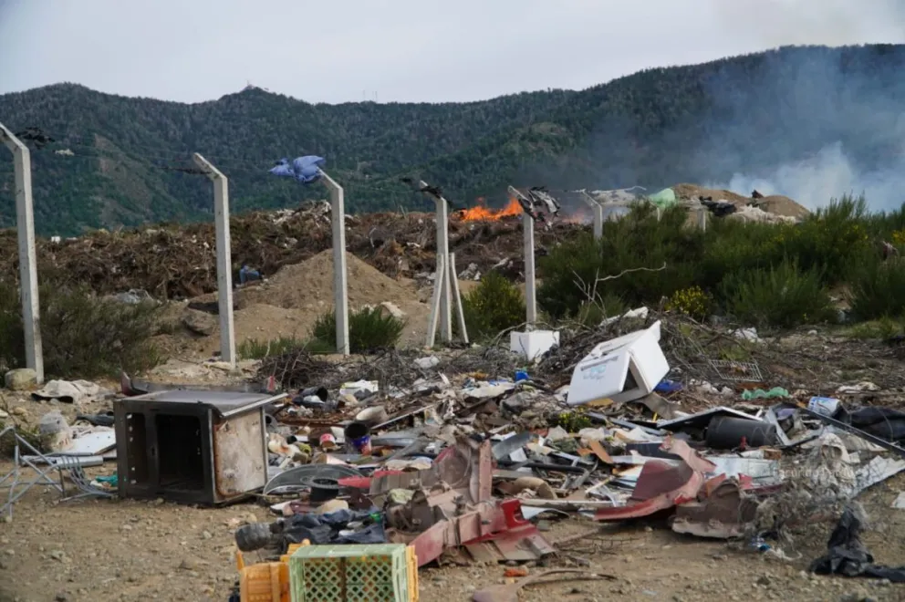 El viento reavivó el fuego en el vertedero. Fotos de Facundo Pardo.