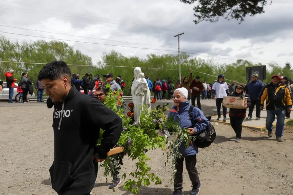 Cuando caminar es mucho más que moverse de un lugar a otro: los fieles demostraron su amor por la Virgen (foto: Eugenia Neme).