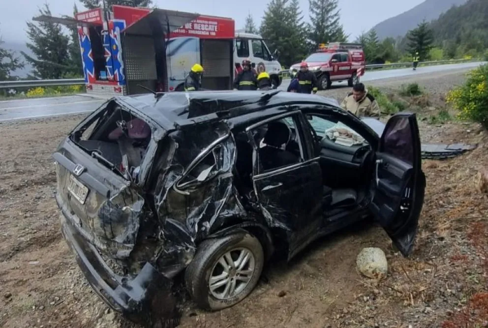 Violento vuelco den Ruta 40 camino a Bariloche (Foto: Gentileza La Angostura Digital)