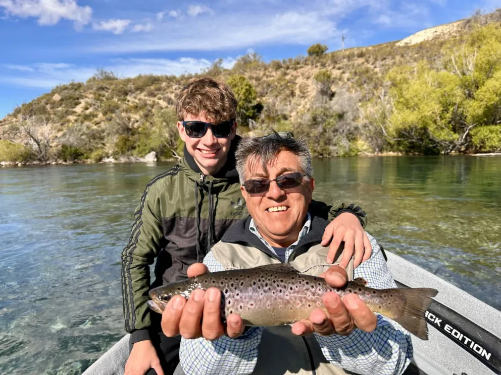 Padre e hijo de la localidad de Las Flores (provincia de Buenos Aires) se dieron el gusto en el río Limay