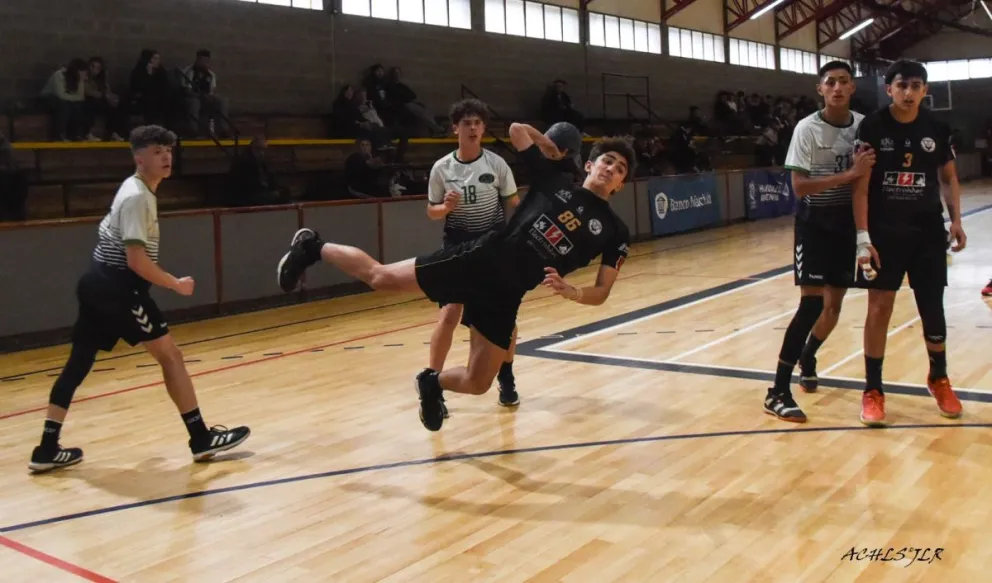 Los escenarios elegidos para jugar son los gimnasios municipales 1, 3, el gimnasio de la Universidad del Comahue y el del SOYEM.