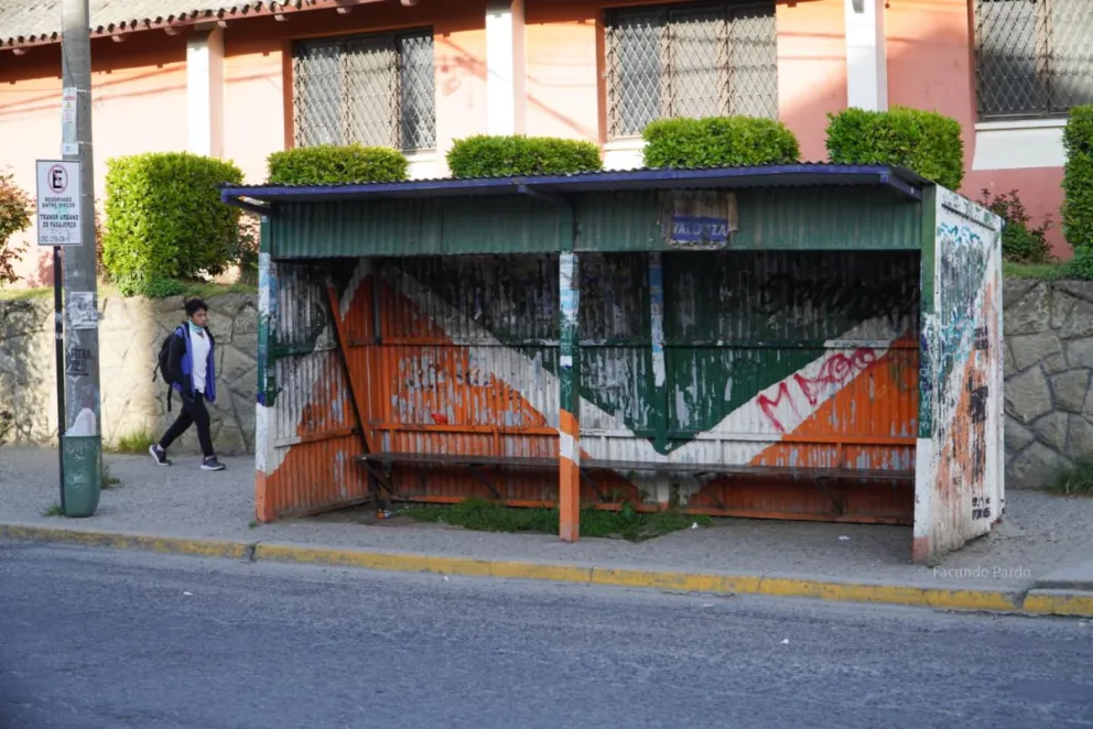 Las garitas de las paradas de colectivos vacías, una postal que podría volver a verse en la ciudad / Foto: Facundo Pardo 