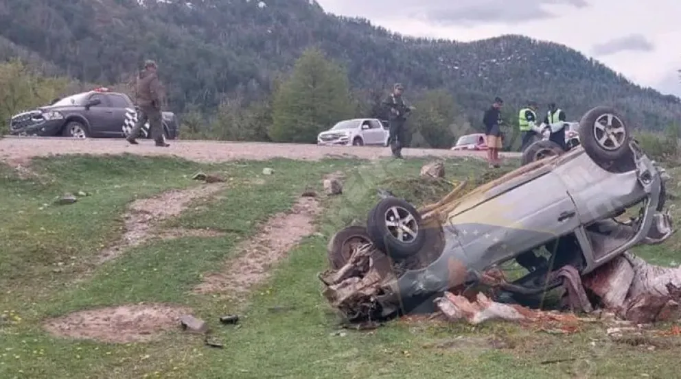 El Volkswagen Gol quedó destruído al costado de la ruta. (Foto: Policía de Neuquén)