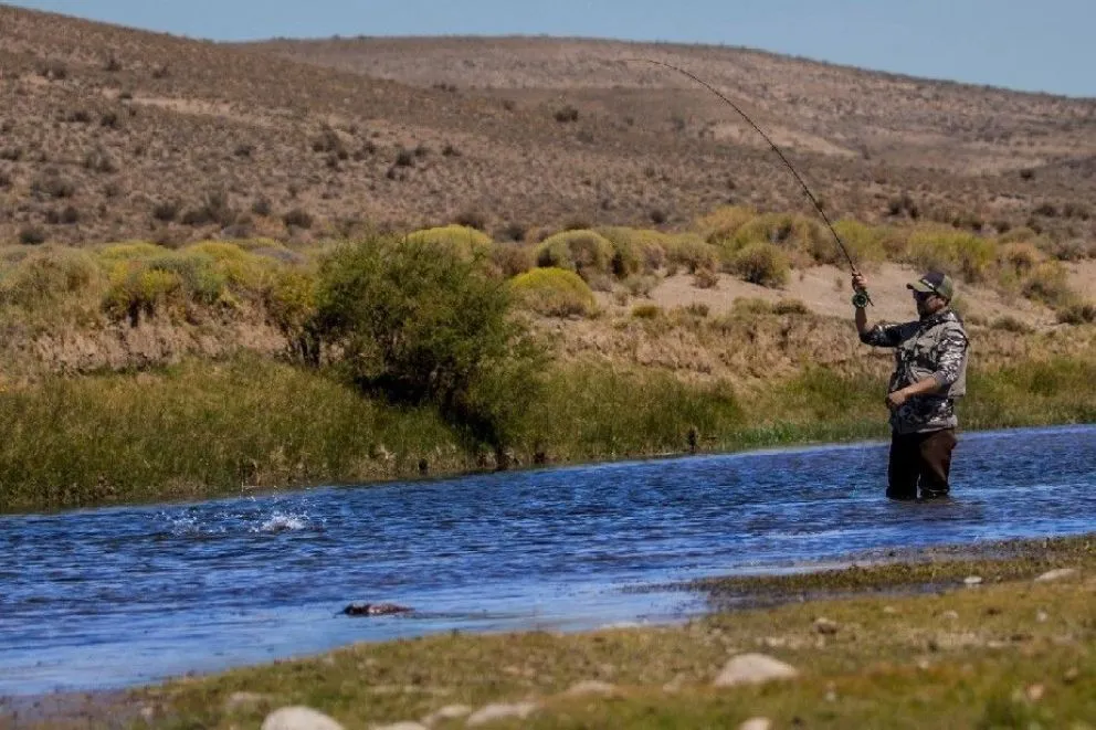 Para los pescadores no todo es lanzar y pescar, la actividad encierra momento sociales / Foto de archivo