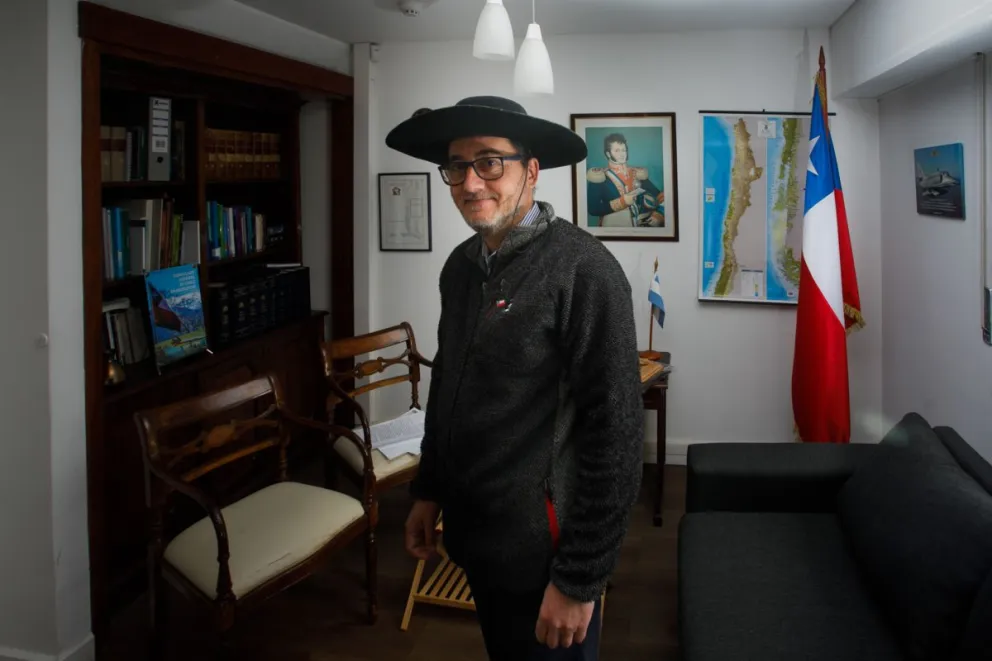 El diplomático en el consulado, con sombrero de huaso (foto: Matías Garay).