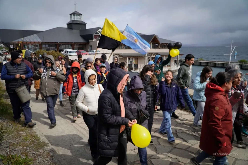 Casi 200 padres, profesores y niños marcharon en defensa de los espacios deportivos municipales. (Fotos Facundo Pardo)