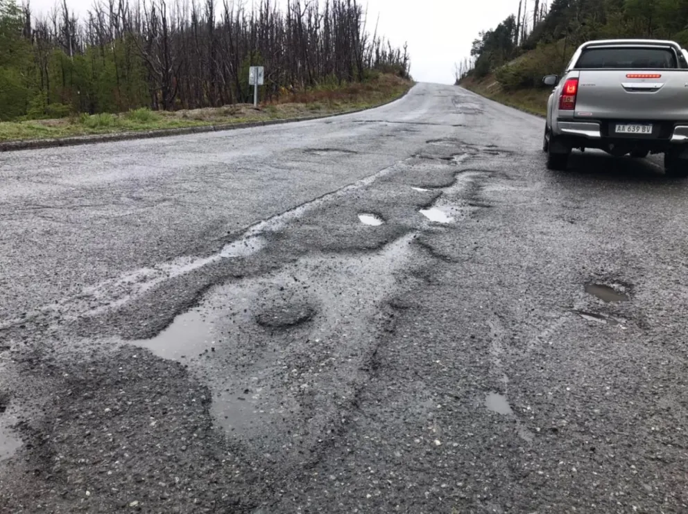 El mal estado de la ruta pone en riesgo a quienes la transitan.