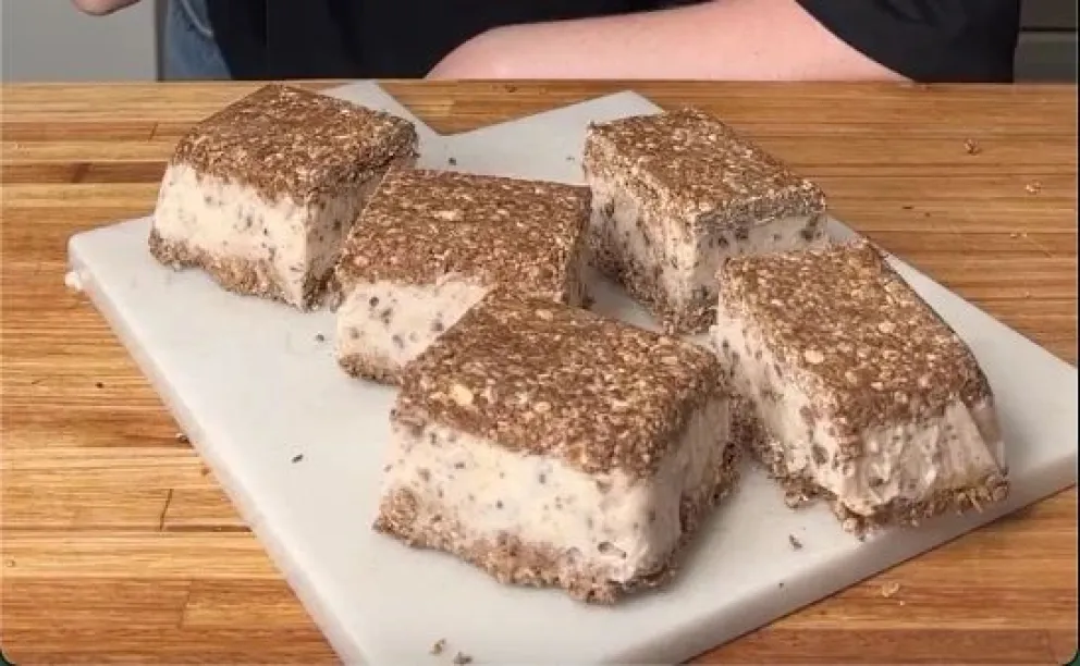 Barritas heladas de yogurt y chocolate.