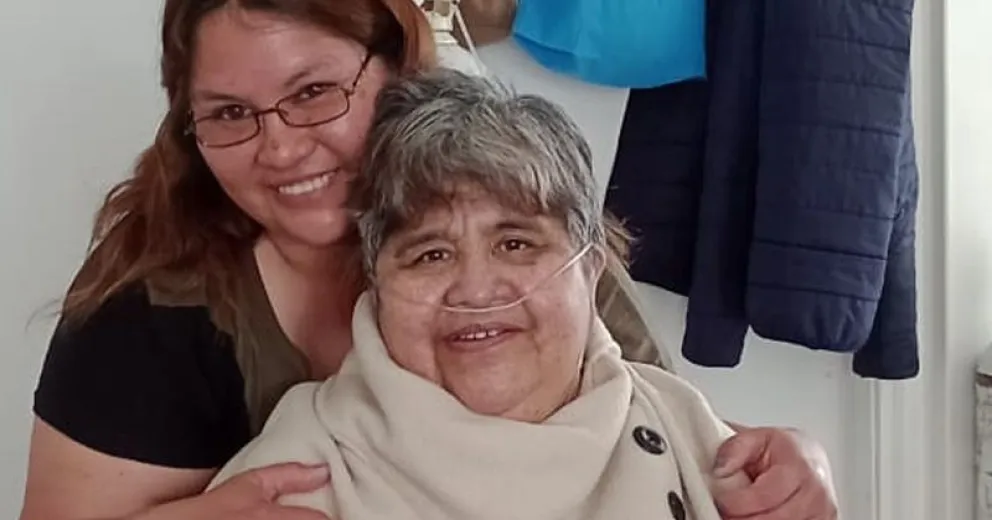 Etelvina junto a una de sus hijas. 