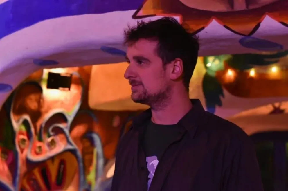 Un artista que "toca" diferentes terrenos.