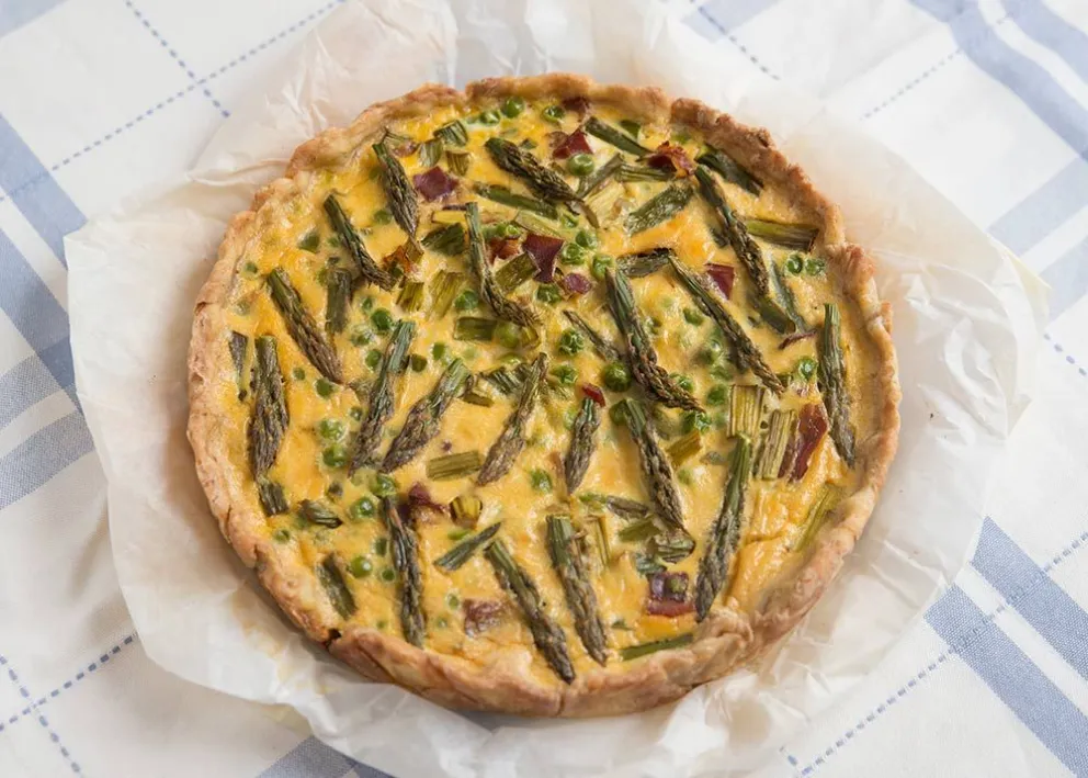 Tarta de espárragos con masa casera.