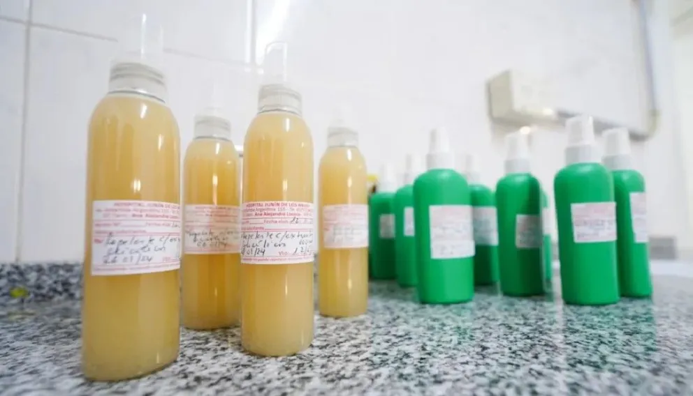 Uno de los repelentes contiene extractos glicólicos de citronela, cuasia, romero, sauco y lavanda.