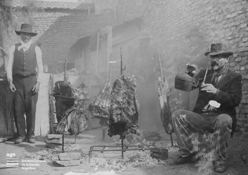 Unos mates mientras se hace el asado en 1927. La información no precisa el lugar. Archivo General de la Nación.