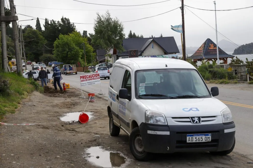 Personal trabajó en la reparación de una pérdida en la red de gas. (Fotos: Eugenia Neme)