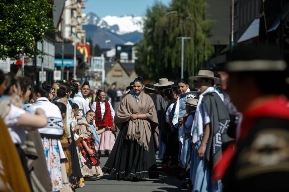 Se viene un nuevo desfile de agrupaciones gauchas por el Día de la Tradición en Bariloche. Foto de archivo: Matías Garay