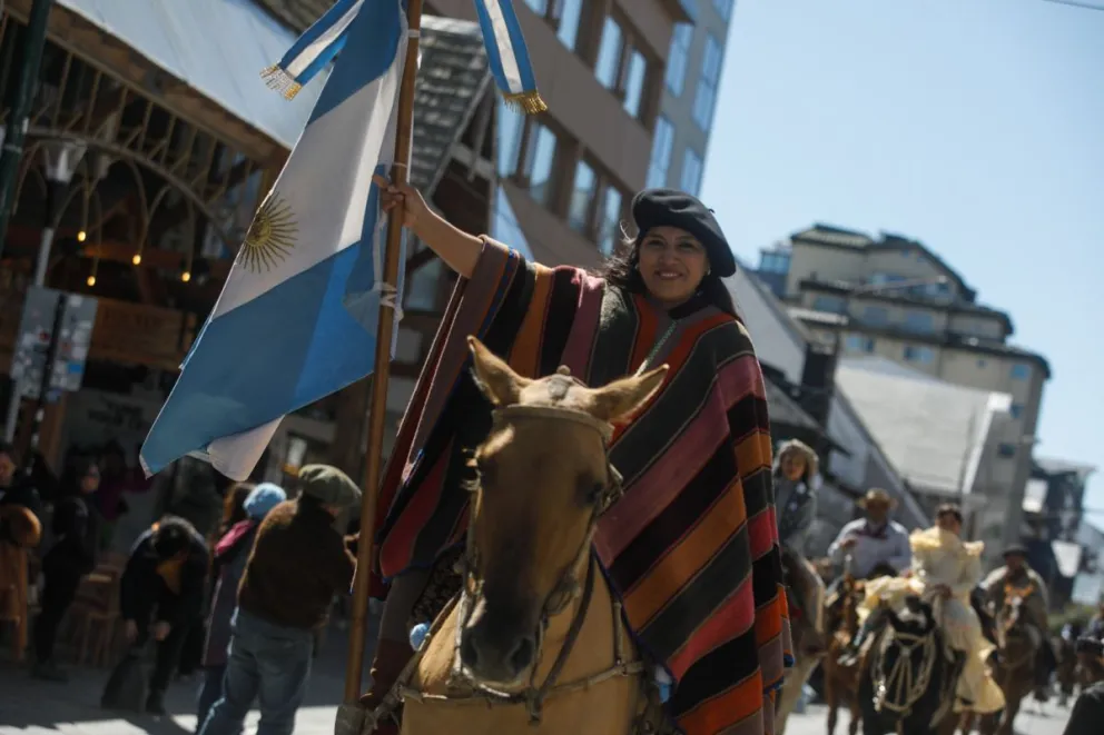Vecinos y agrupaciones gauchas celebran la tradición en el centro de Bariloche (Fotos: Matías Garay)