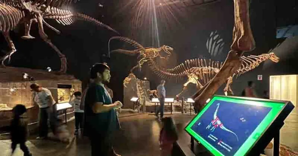 Cuenta con una réplica del esqueleto a escala real del Patagotitan Mayorum-
