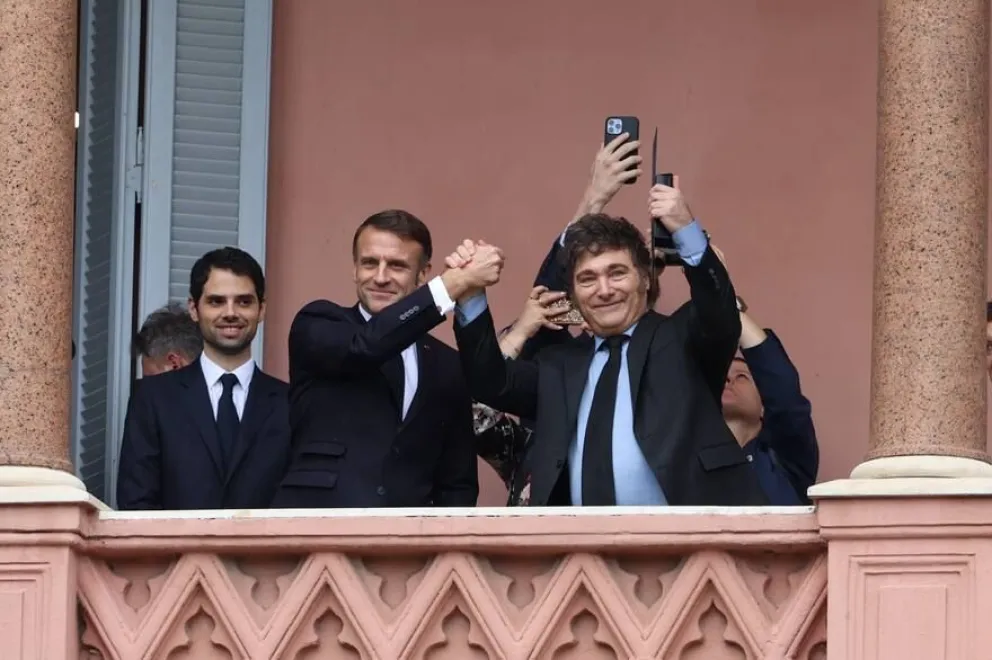 Emmanuel Macron junto a Javier Milei en el balcón de la Casa Rosada. 