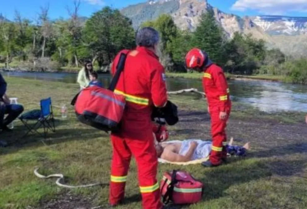 Pescaba en un lago, pero fue arrastrado hacia las profundidades y tuvieron que rescatarlo