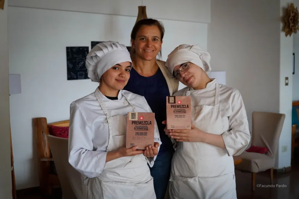 Docente y alumnas, en el marco de la experiencia de Flos, un proyecto que en el año pasado llevó a estudiantes de la Escuela de Hotelería y Gastronomía a viajar a Montevideo (foto: Facundo Pardo).
