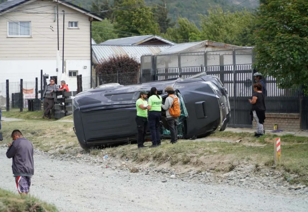 La camioneta quedó a metros del portón de una casa. (Fotos: Facundo Pardo)