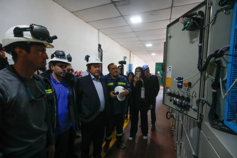 El gobernador durante la recorrida en la estación de Aguas Rionegrinas de avenida Bustillo. Fotos: Garay Matías 