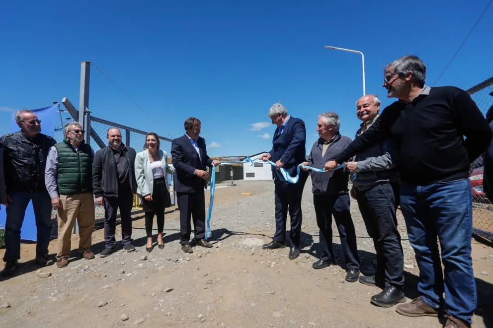 Momento del corte de cinta inaugural de la obra. Fotos de Matías Garay.