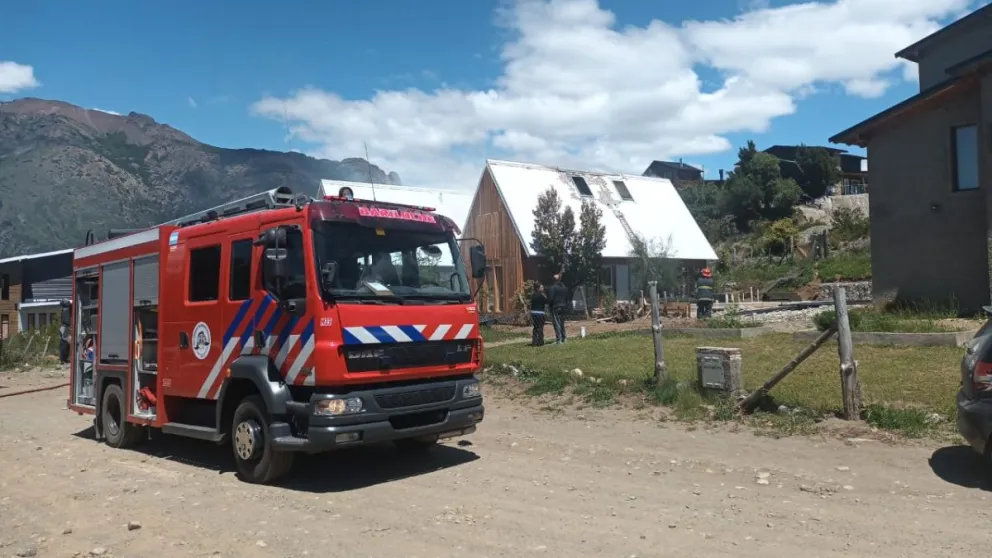 Las llamas amenazaron con tomar la estructura rápidamente. (Fotos: gentileza)