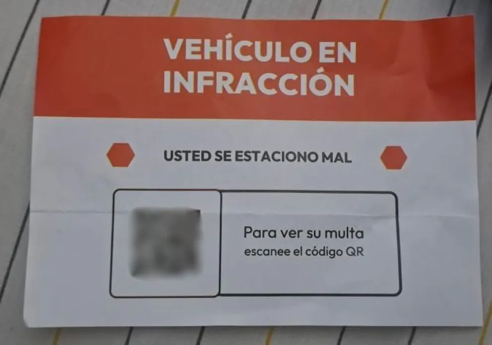 Estos son los papeles que se encuentran en los parabrisas de los autos en la ciudad.