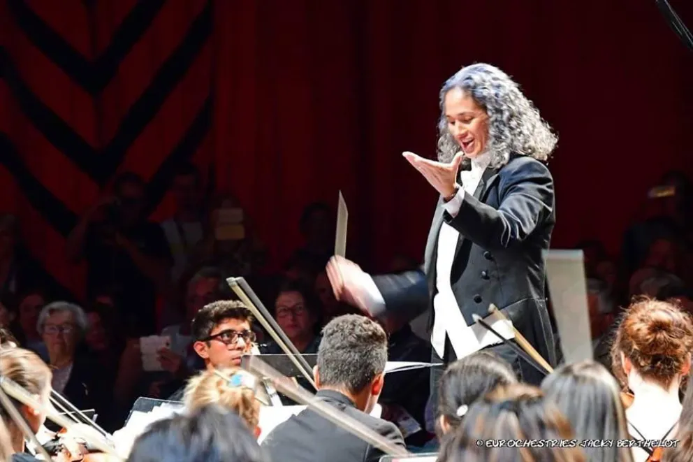 La directora en acción.