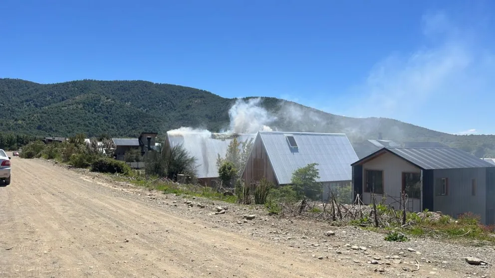 La falta de agua y el fuego, una combinación peligrosa (fotos gentileza de la junta vecinal Villa Lago Gutiérrez).