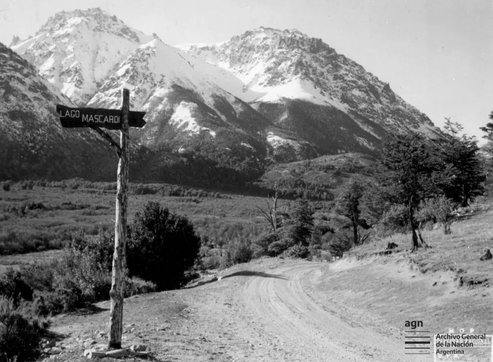 Acceso a Lago Mascardi en 1947. Archivo General de la Nación.