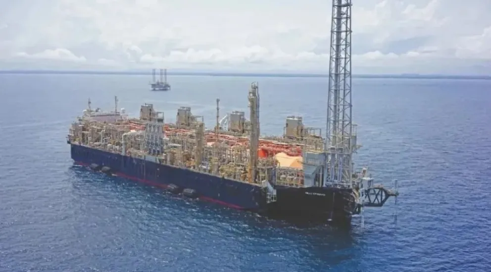 El barco "Hilli Episeyo" cuenta con una tripulación estimada de 250 trabajadores. 