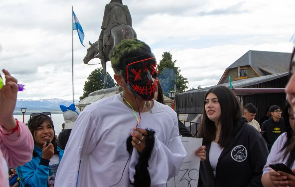 Cursos de distintos colegios de Bariloche, festejan la Semana de la Juventud en un Cívico repleto de actividades (Fotos; Eugenia Neme)