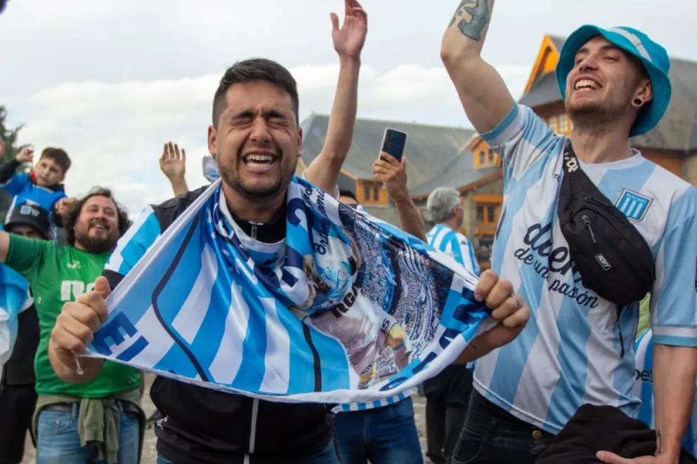 La familia racinguista festeja en el Centro Cívico la obtención de la Copa Sudamericana (Fotos: Eugenia Neme)