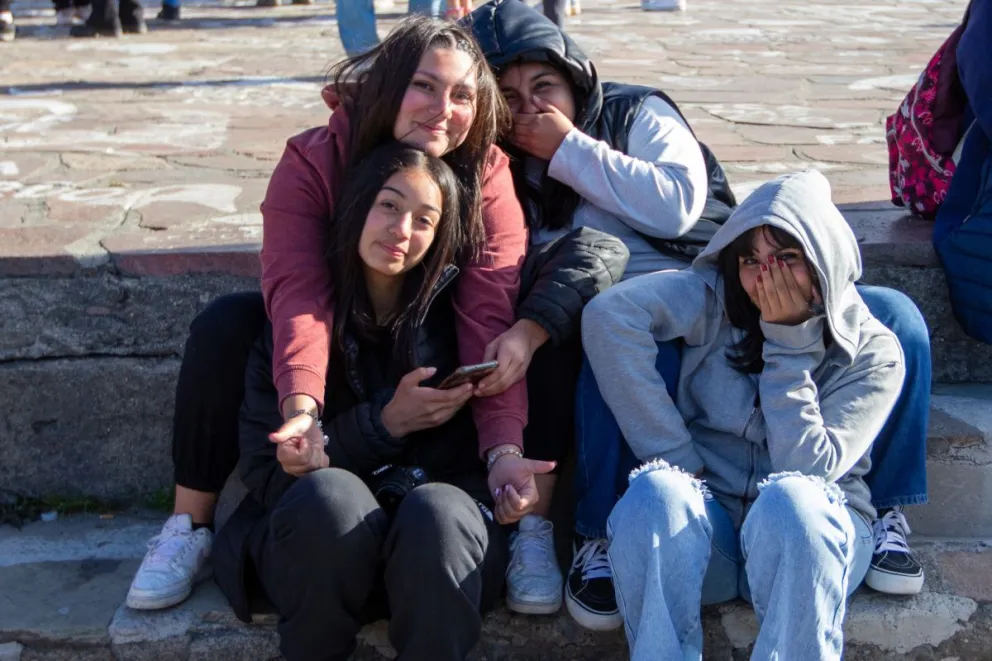 Emoción a flor de piel para los y las estudiantes de Bariloche que cierran una etapa a puro festejo en el Cívico  (fotos: Eugenia Neme)