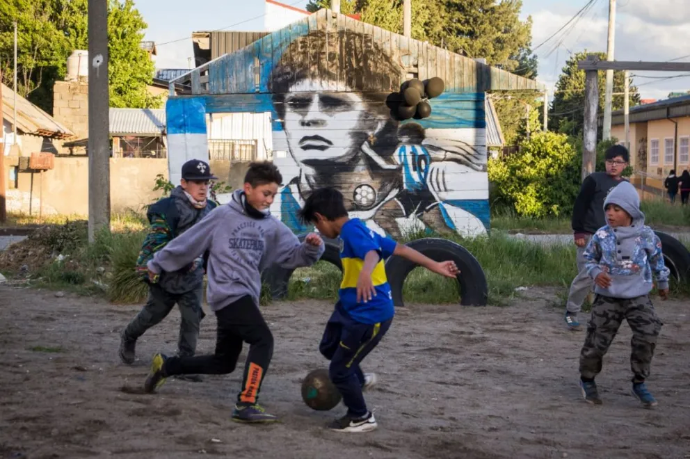 Luego de su fallecimiento, los murales de Maradona se fueron replicando en la ciudad, principalmente en los barrios (fos: Facundo Pardo y Eugenia Neme)