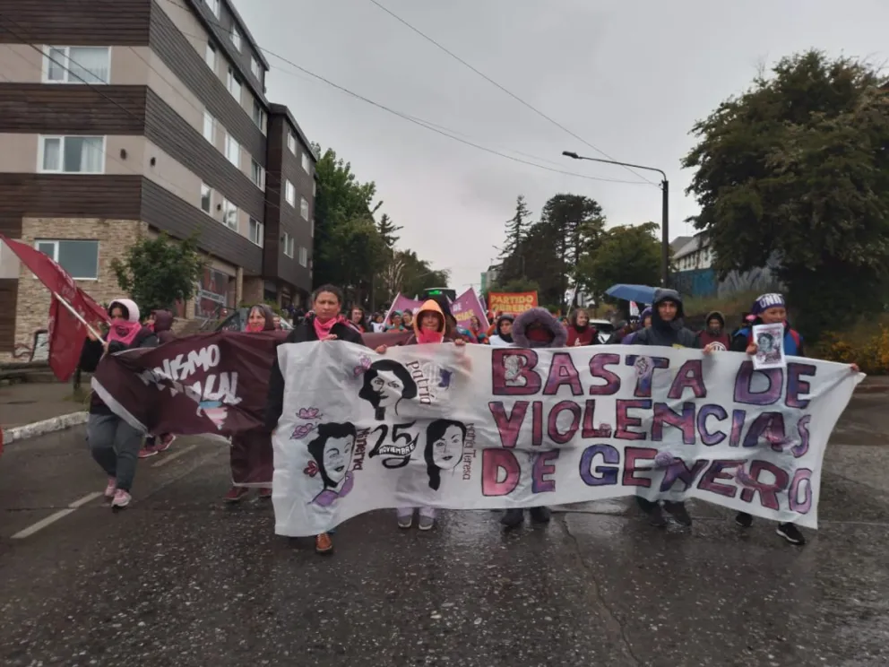 La lluvia no paró la marcha programada para hoy contra la violencia de género. (Foto: Euge Neme)