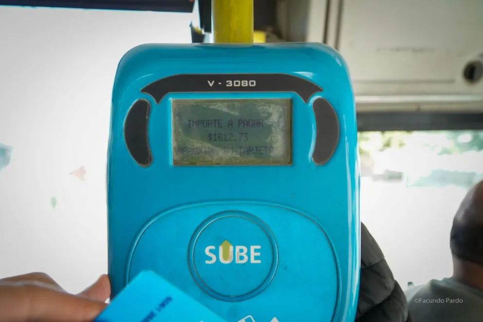 Desde ayer martes rigen los nuevos precios para viajar en colectivo por Bariloche. (Foto: Facundo Pardo)