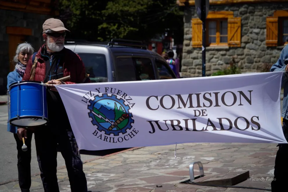 Jubilados Autoconvocados con una marcada participación ciudadana. Fotos de Facundo Pardo.