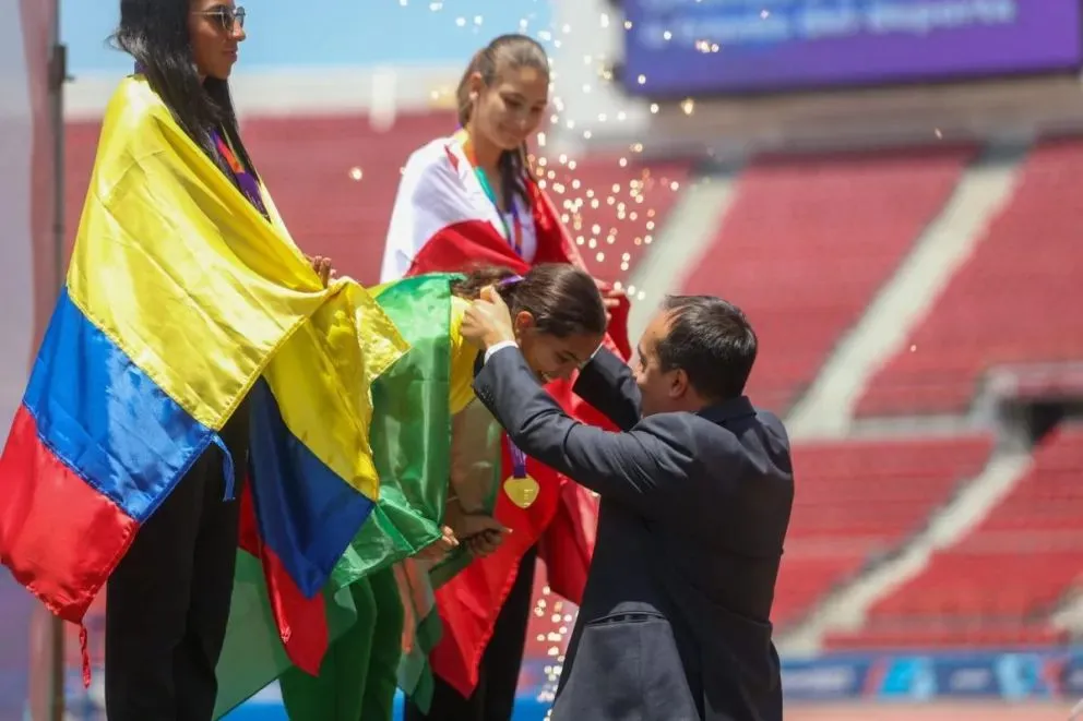 La autorización es para viajar a Colombia en representación del país.