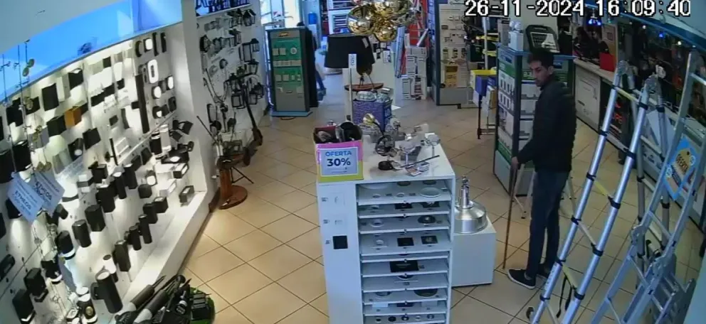 Uno de los sujetos que fue captado por las cámaras sustrayendo elementos. 