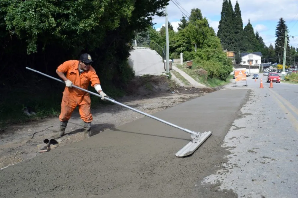 Precaución en Av Bustillo por operativo de bacheo (foto de archivo) 