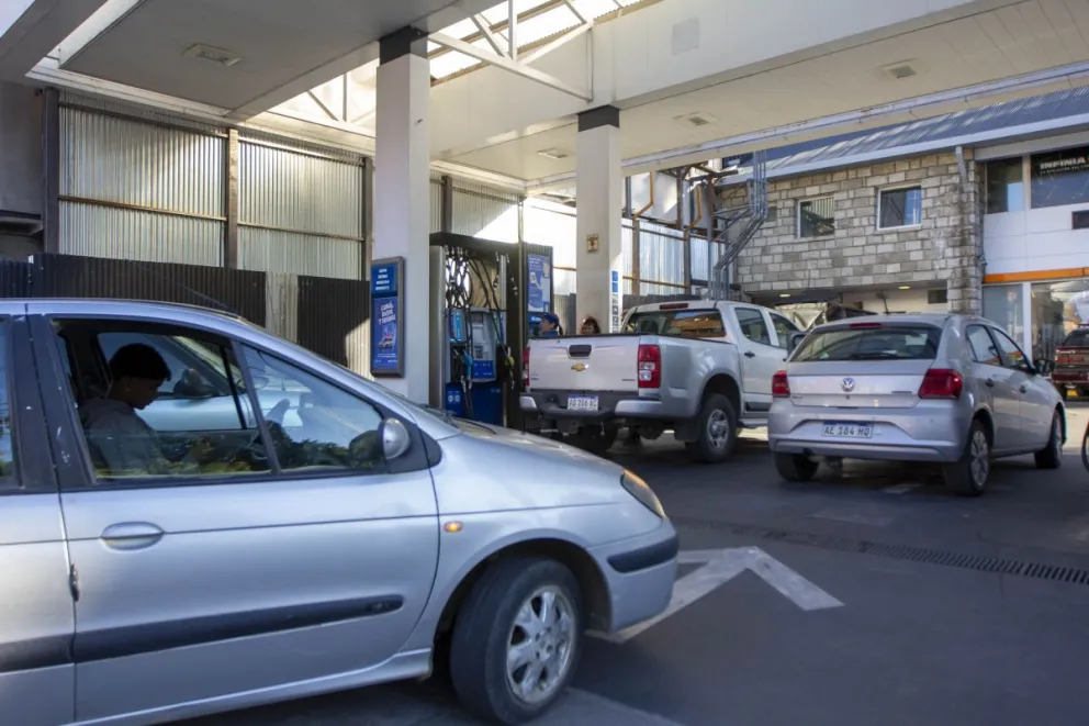 Se espera un incremento del orden del 3% en los precios de los combustibles (fotos: Eugenia Neme)