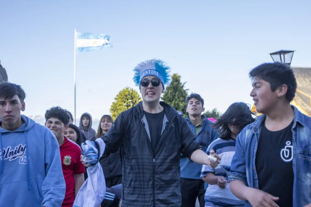El festival religioso contó hasta con un momento de pogo en la plaza principal de la ciudad (fotos: Eugenia Neme)