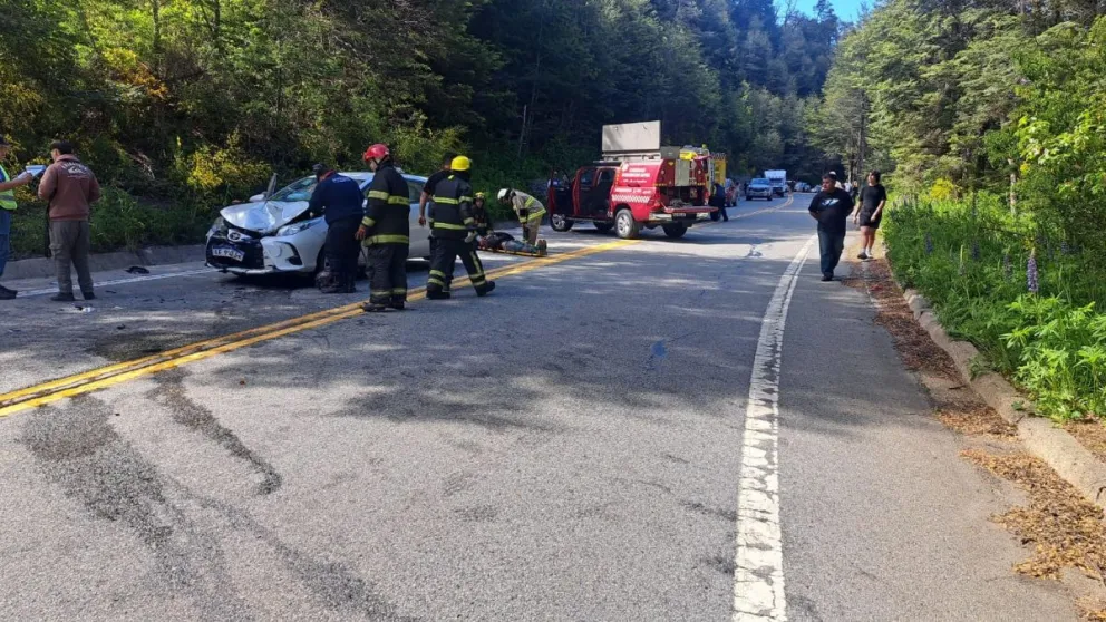 Fin de semana de accidentes sobre la Ruta 40, en la zona de La Angostura (foto; Gentileza Bomberos Villa La Angostura) 